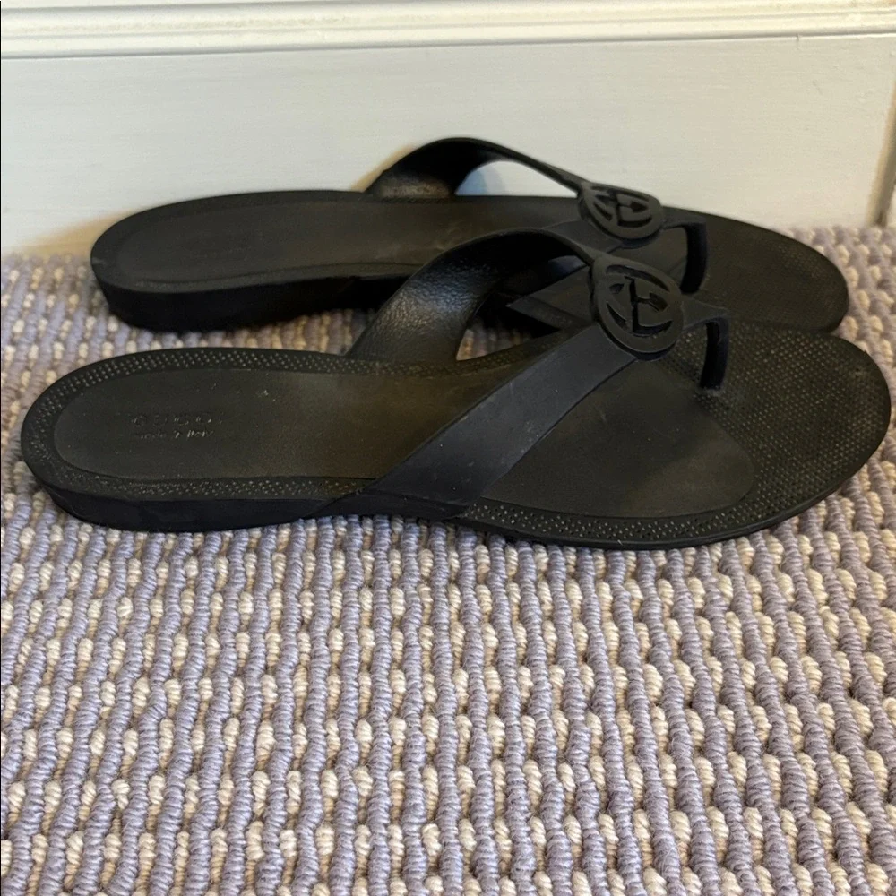 Gucci Black Flip-Flops with Signature Emblem - Picture 4 of 5